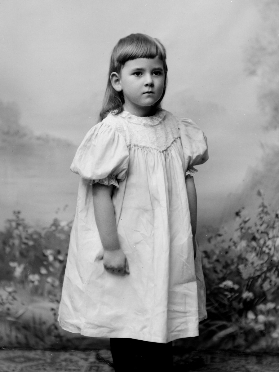 Maria Tesch, Porträttfotografi föreställande fröken Ellen Douglas. Porträtt. Barn. Ateljéfotografi. Flicka. Fotograferad i Maria Teschs ateljé som fanns i Linköping åren 1873 - 1936. Digitaliserad efter original glasnegativ som förvaras på Stiftsbiblioteket /Linköpings stadsbibliotek.