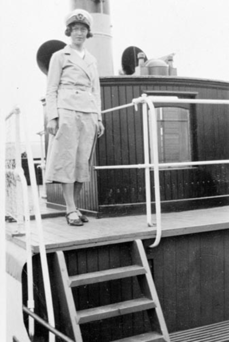 Anno Domkirkeodden, Gudrun Trogstad(1908-1948), Nes, tok kystskippereksamen som den første kvinne i landet. Fra 1927 var hun kaptein på M/S "Kvikk" på Mjøsa i to år.