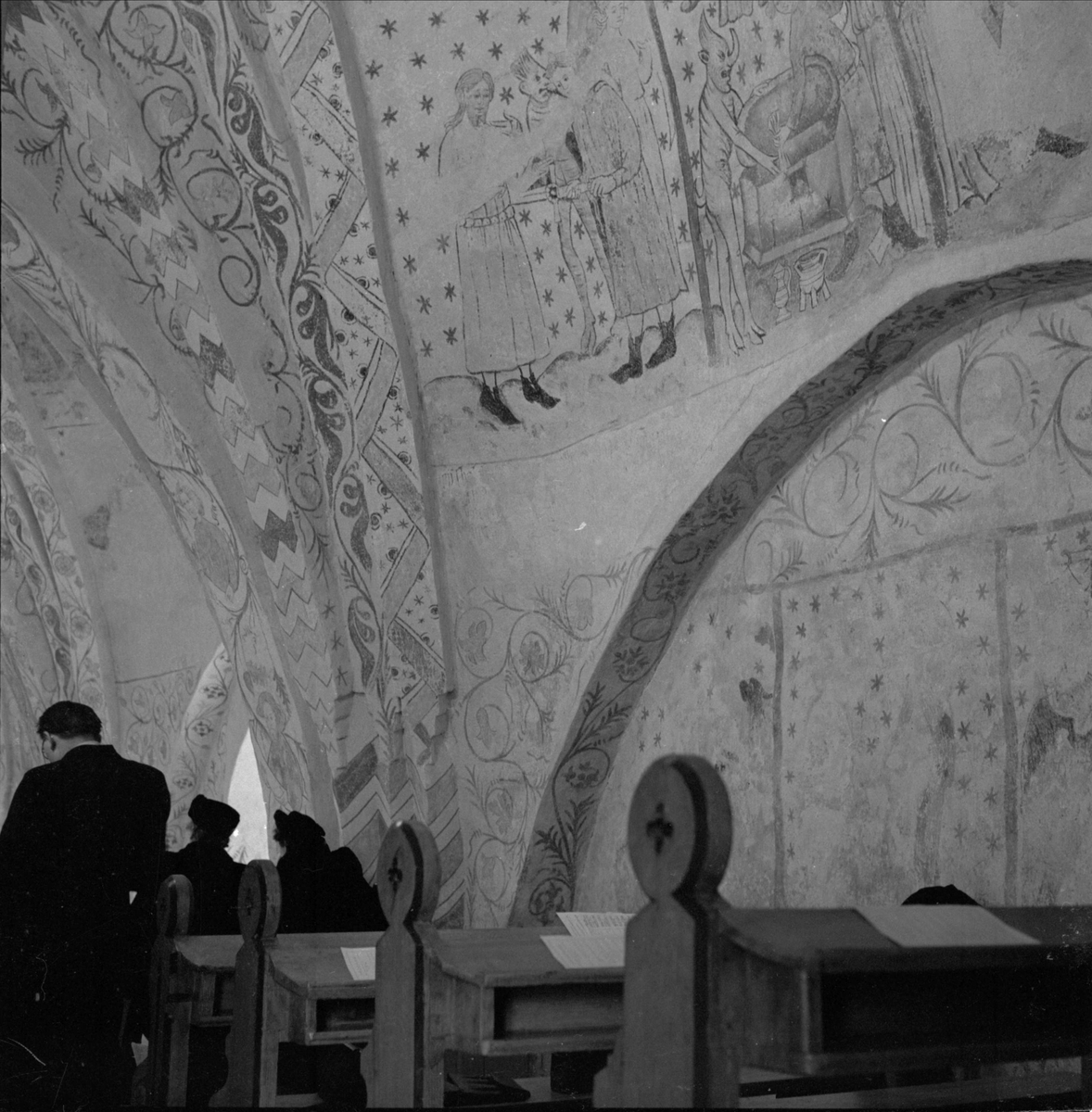 Uppsala-Bild, “The 800-year-old Church in Litslena once again strikes its gates” - inauguration of Litslena Church, Litslena parish, Uppland December 1948