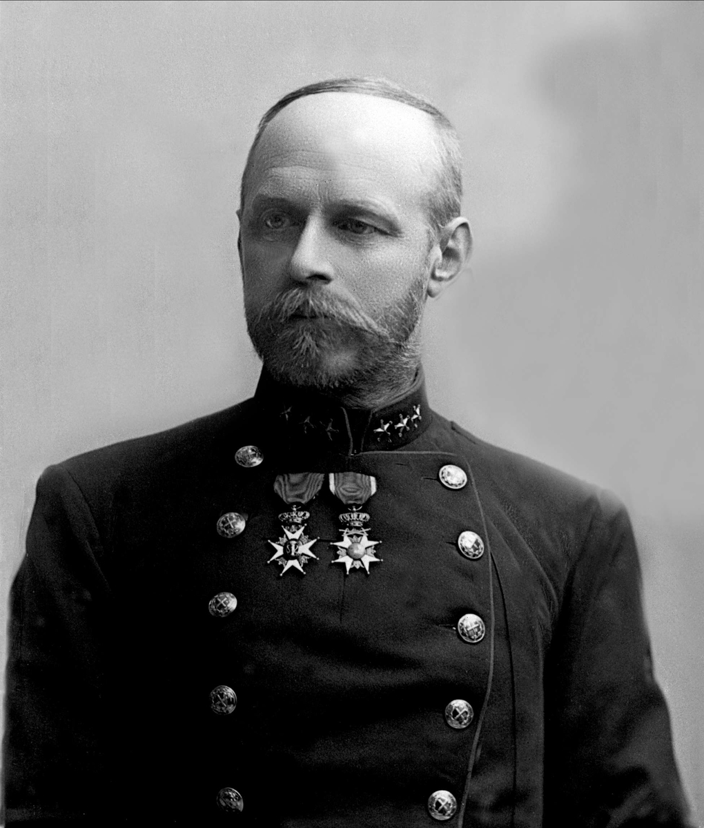 Gustav Borgen, Portrett, mann i uniform som kaptein med ordener på brystet. Kaptein Krohn.