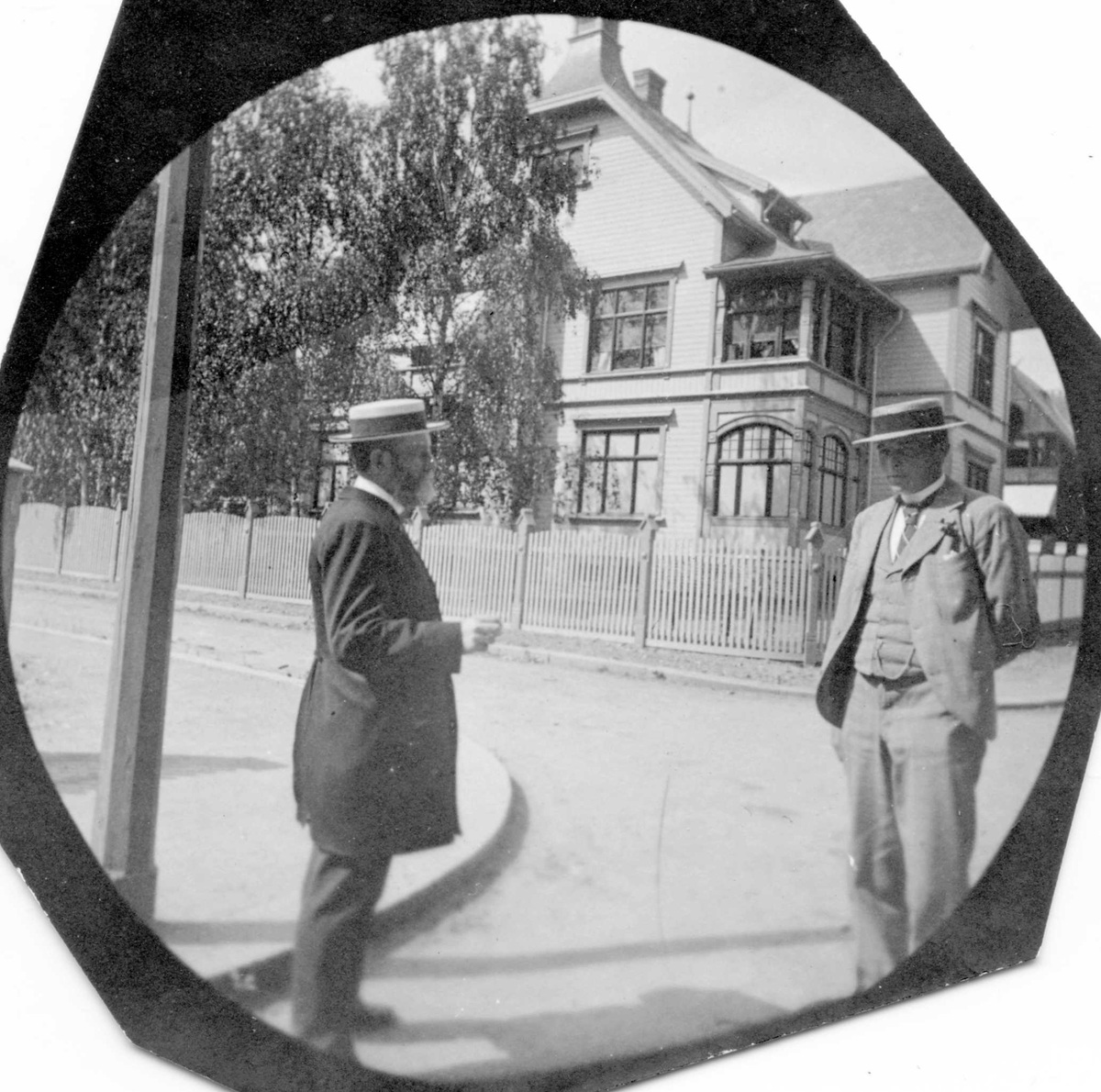 Fredrik Carl Mülertz Størmer, General Nissen med sin sønn Hartvig Nissen i gate foran villa.