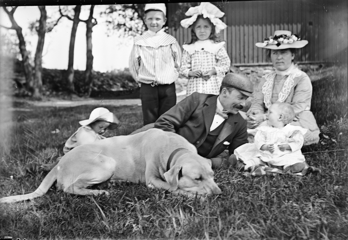 Okänd,, Carl och Elin Liljefors med barnen Carin, Olof, Ivar, och Signe och deras hund ute i trädgården i Sverige