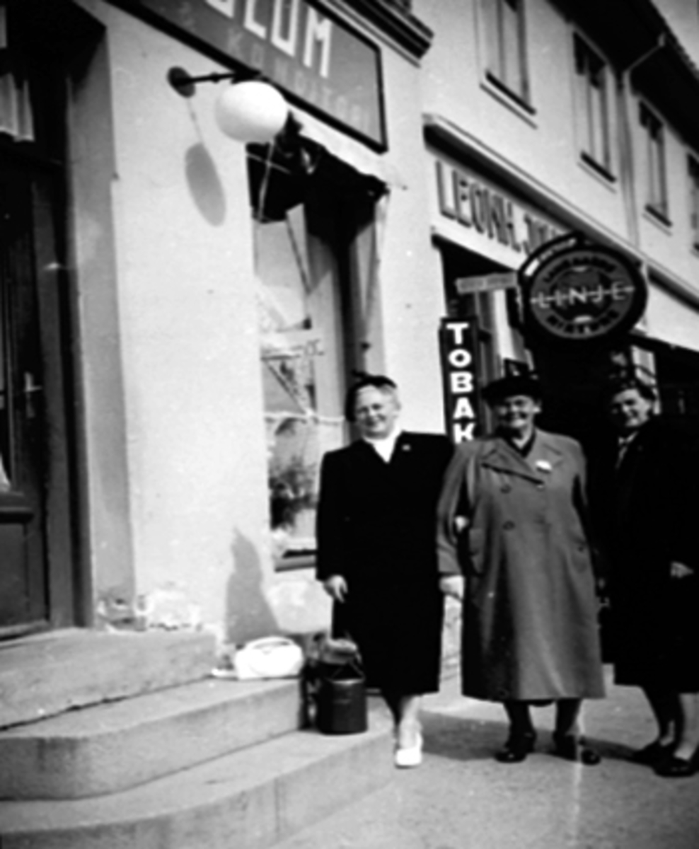 Anno Domkirkeodden, GRUPPE 3 DAMER FORAN KAULUMBUTIKKEN I TORGGATA, KONDITOR, FRA VENSTRE: HJØRDIS KAULUM, VALBORG JEVANORD, OLGA KRISTIANSEN