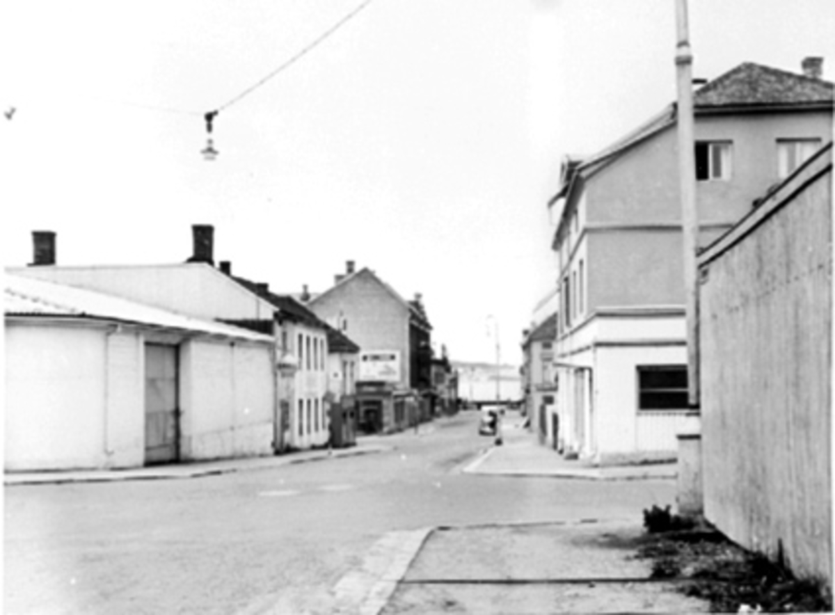 Anno Domkirkeodden, OVERSIKT ENGGATA 34/ØSTREGATE MOT MJØSA, HUSET TIL VENSTRE ER OPLANDSKE AUTOMOBILFORRETNING BYGGET I 1932, (ARKITEKT POPPE OG FR. PETTERSEN), NEDENFOR SEES CHR. JENSEN EFTF,