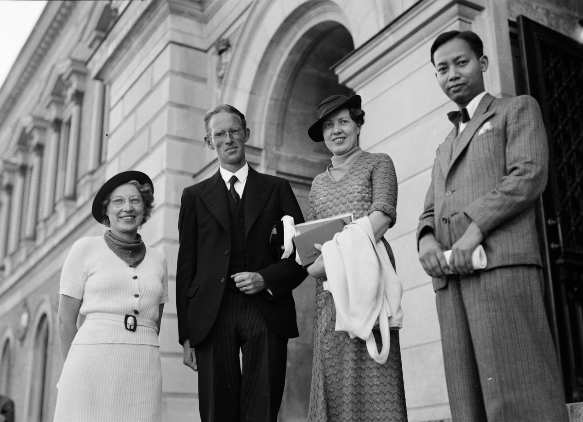 Paul Sandberg, Grupporträtt - kvinnor och män på Universitetshusets trappa, Uppsala 1935