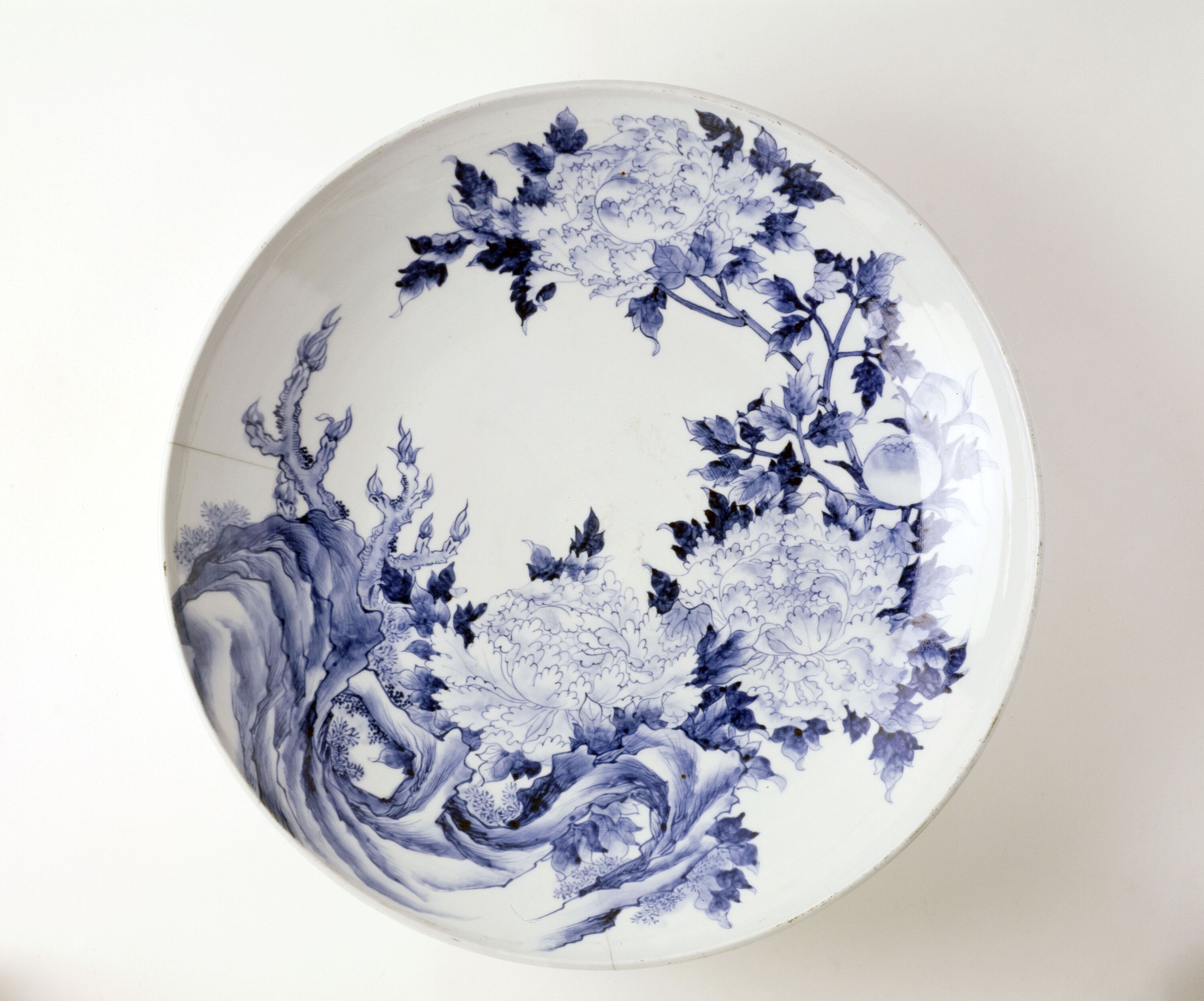 Hizen, Plat (ōzara) à décor de pivoines