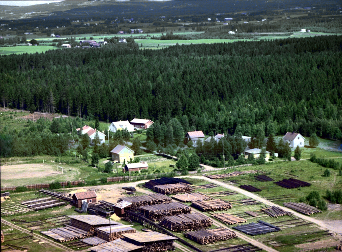 Widerøes Flyveselskap A/S, FLYFOTO FREDBO OG BERGER, SAGBRUK, TØMMERLAGER, ILSENG