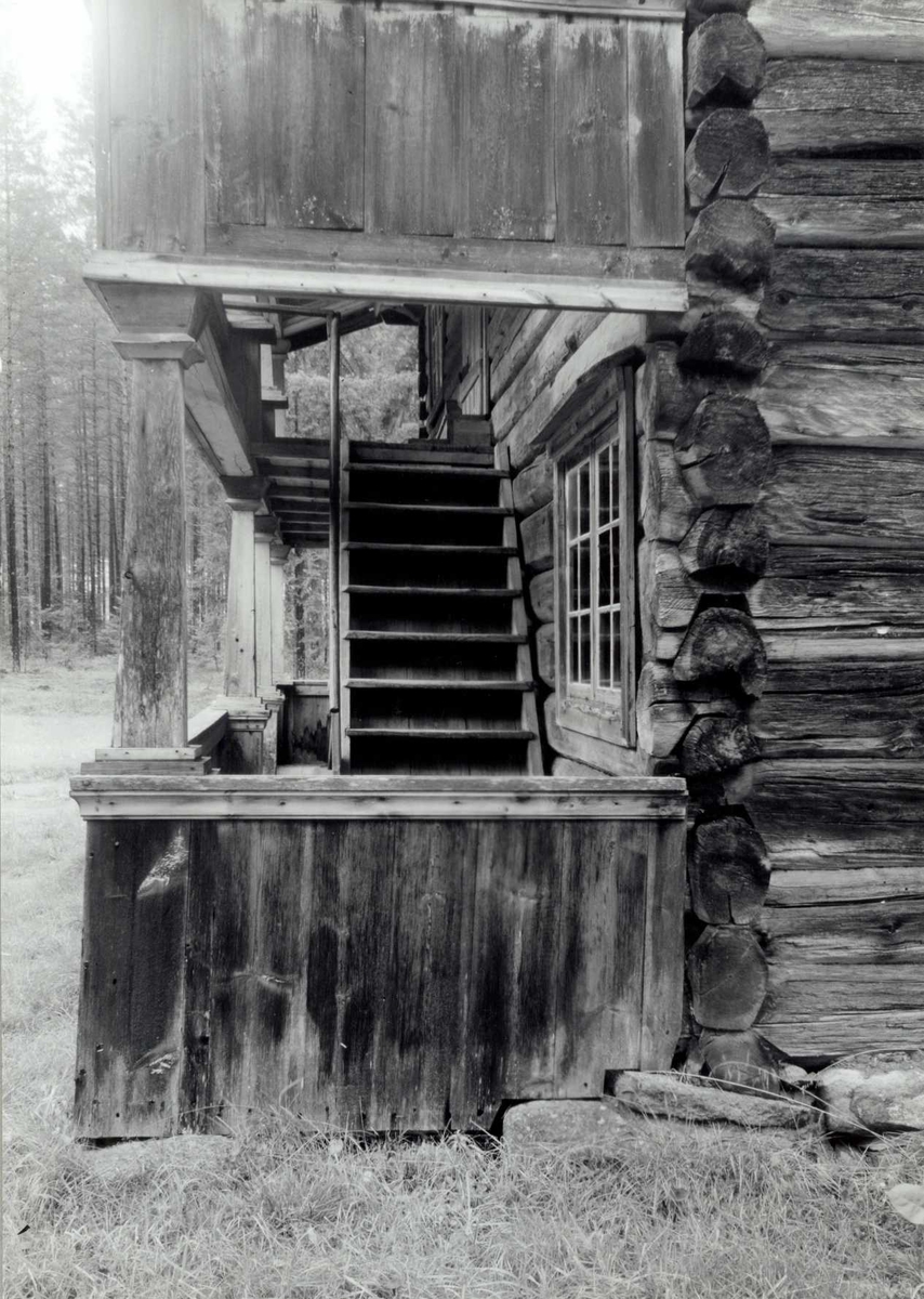 Gisle Midttun, Vesterhaug, Elverum, Sør-Østerdal, Hedmark. Detalj av bygningen med svalgang og trapp. Nå på Glomdalsmuseet.
