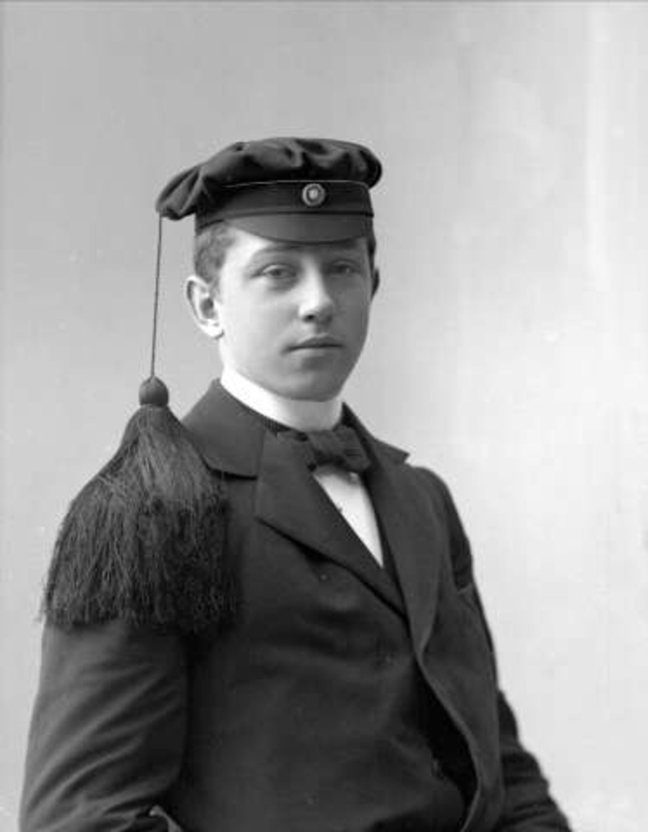 Gustav Borgen, Portrett, mann med studentlue. Thomas Bonnevie.