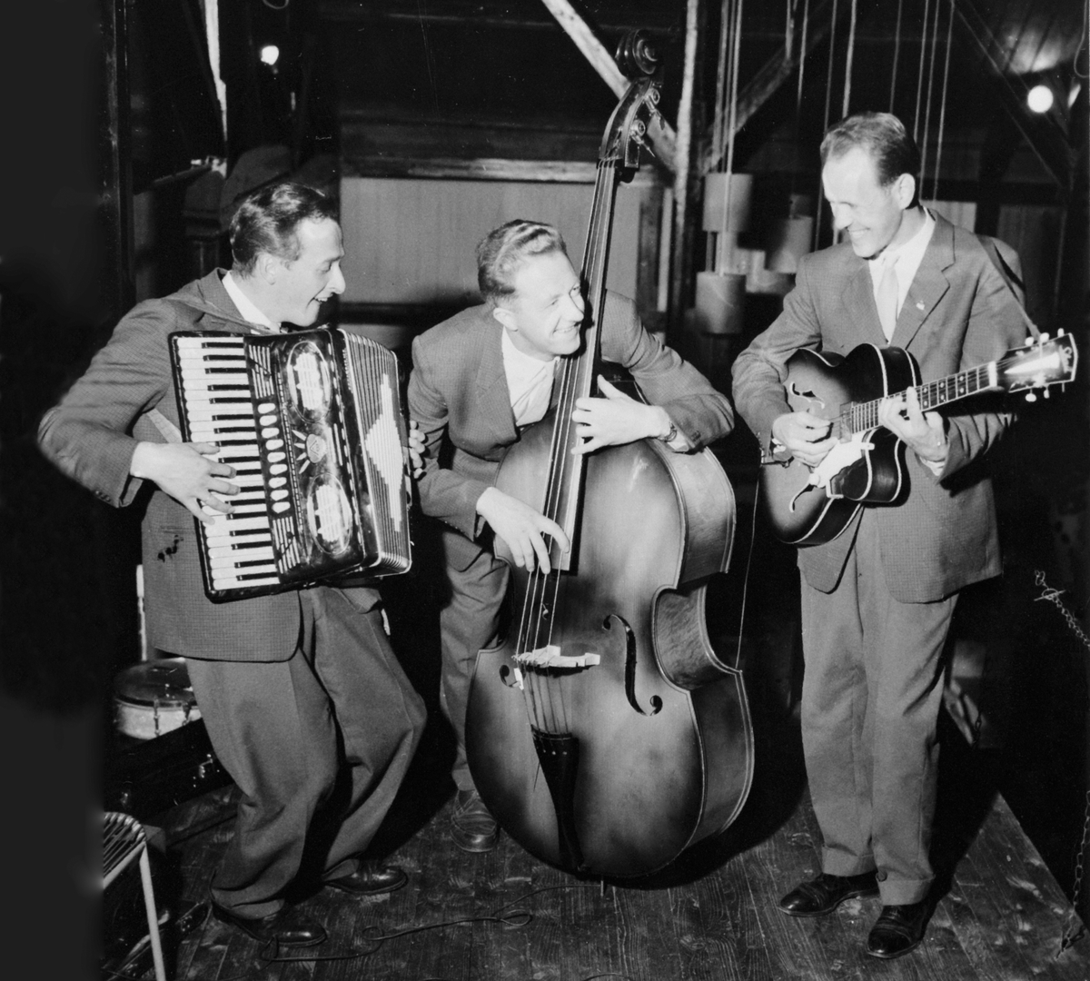 Anno Domkirkeodden, MELLUMS TRIO. OLAV MELLUM, TREKKSPILL ERIK EVENSEN, KONTRABASS OG LEIF J. BIRKELID GITAR OG SANG.