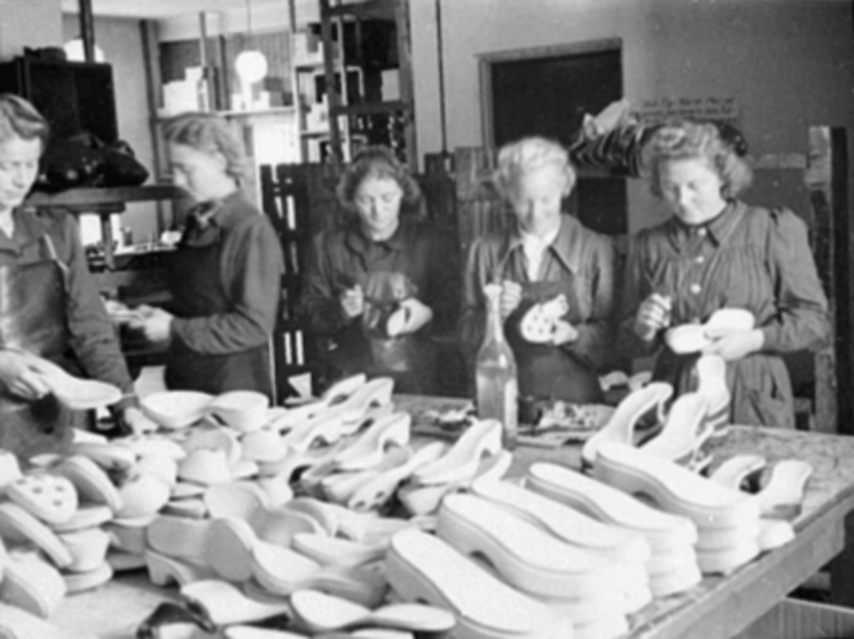 Anno Domkirkeodden, MALING AV TRESKOBUNNER, 5 PERSONER, NORRØNA SKOFABRIKKFra v: Jenny Emilsen gift Larsen, Gerd Jensen, Karen Mikkelsen, Mary Kubberud, Astrid Larsen. Dubblett: 0401-2377.