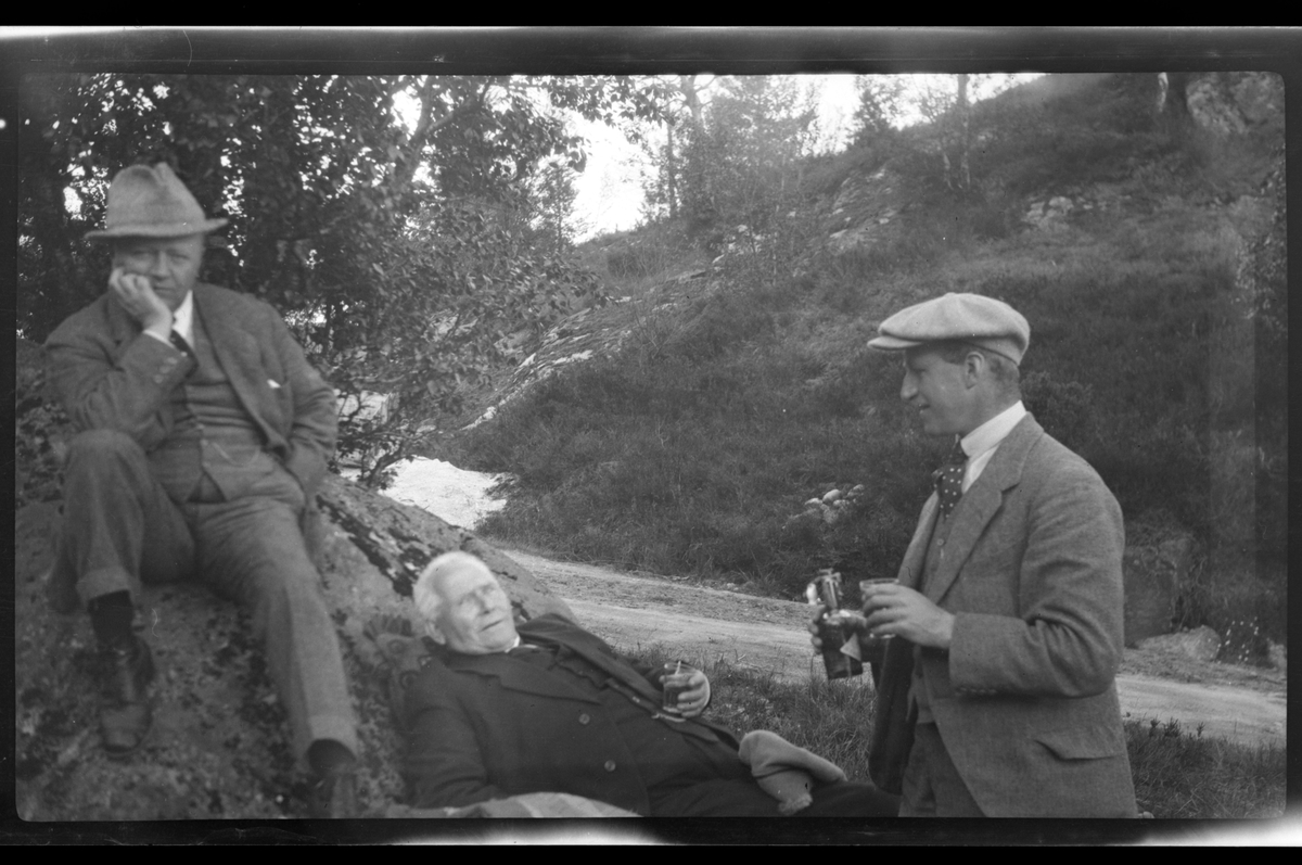 Rolf Sr. Sundt, Tre menn ved en vei.