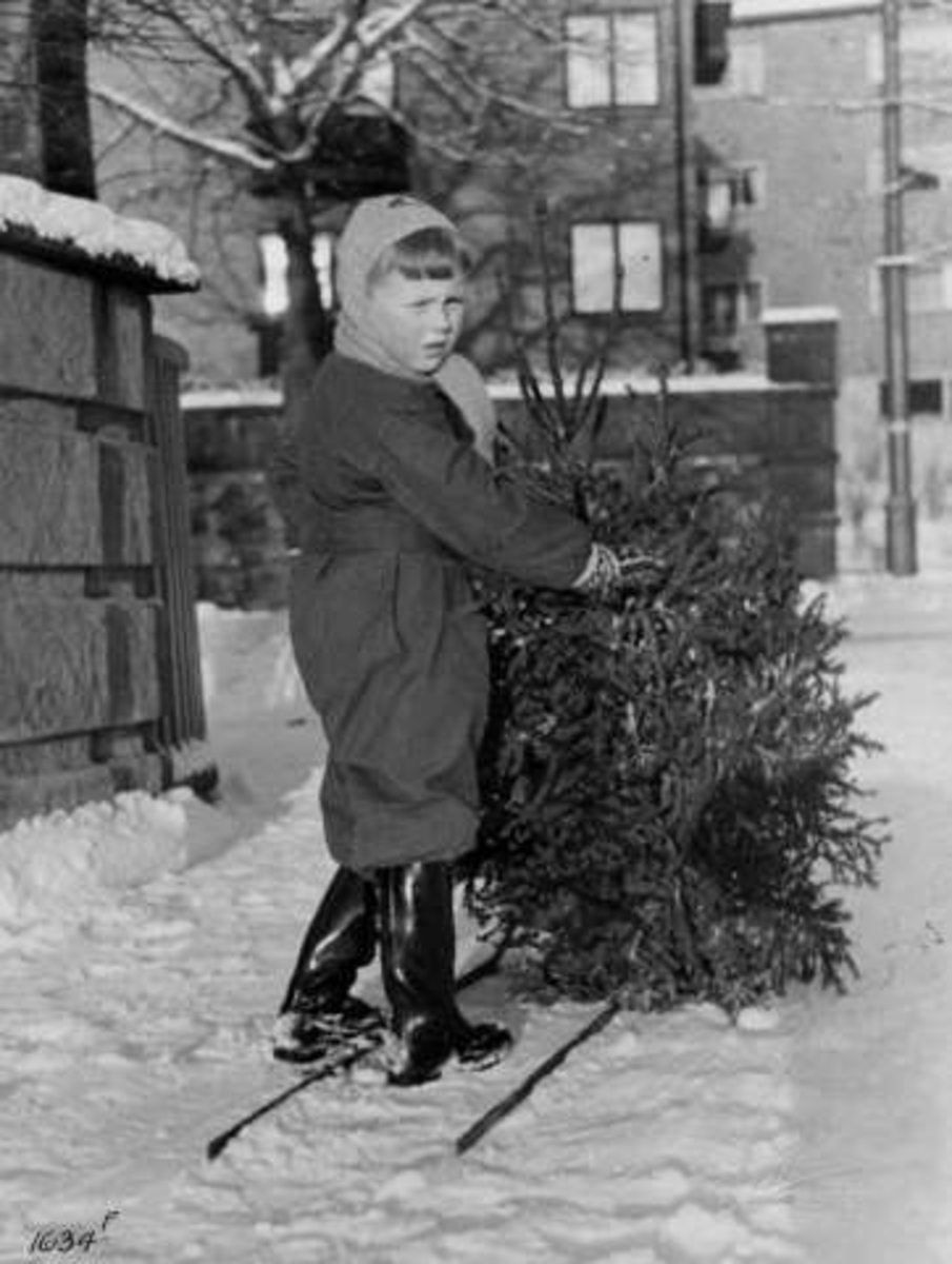 Anders Beer Wilse, Jul, Oslo, 1936. Barn på sparkstøtting med juletre