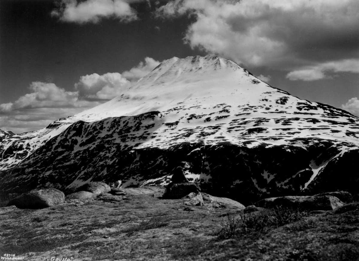Anders Beer Wilse, Landskap ved Gaustatoppen. Snødekt fjell.