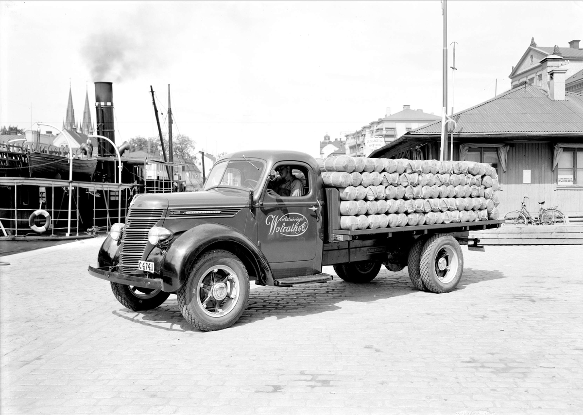Paul Sandberg, Lastbil International från AB Wolrath & Co i Uppsala hamn, Uppsala juli 1937