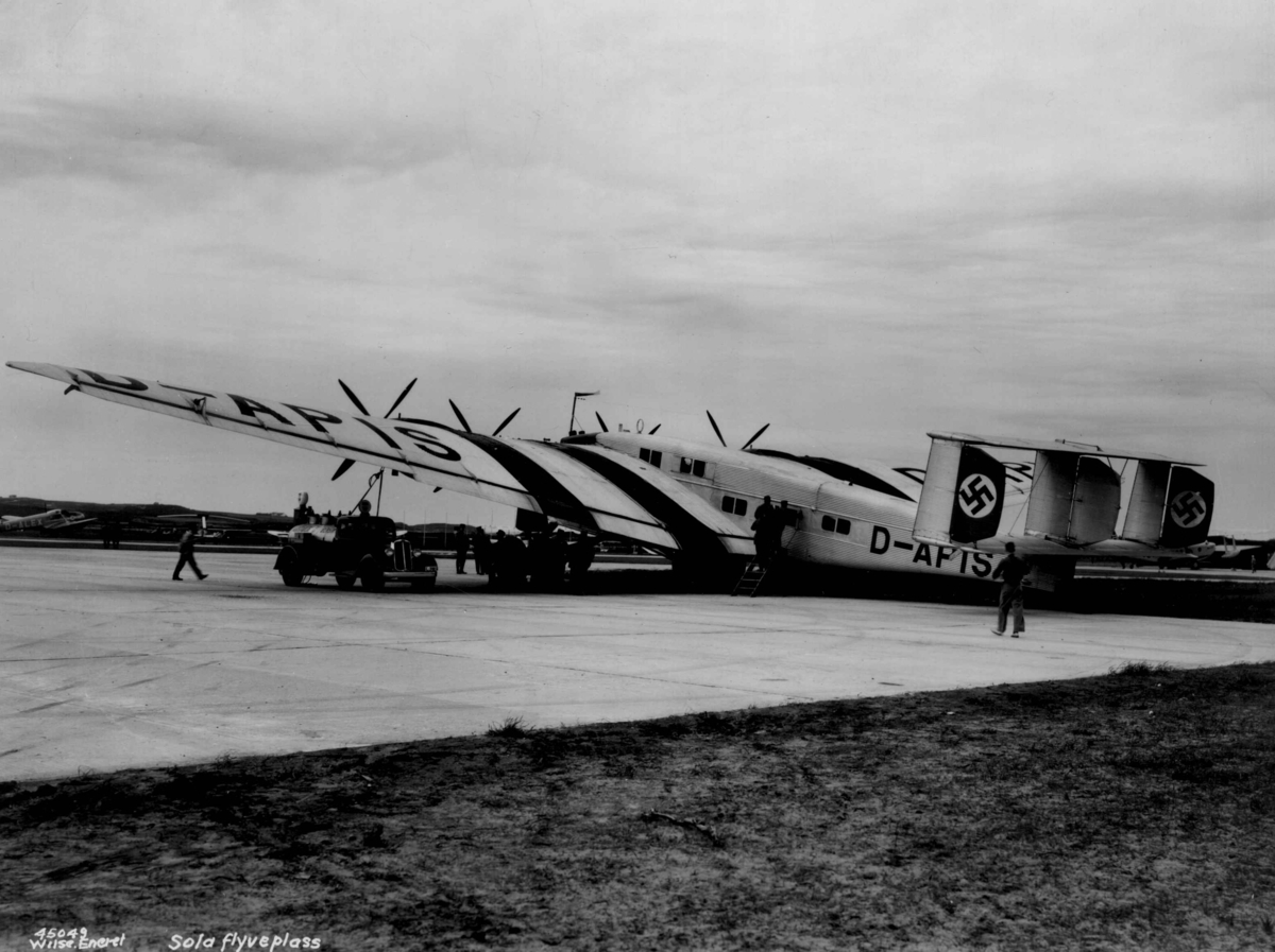 Anders Beer Wilse, Fly av typen Junkers G.38, på Sola flyplass ved Stavanger. Fotografert av Anders Beer Wilse i 1938.