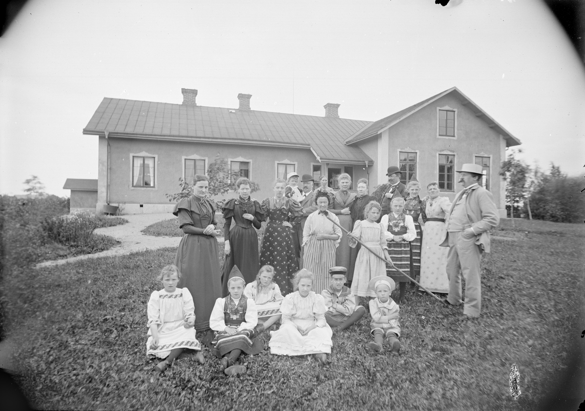 Henri Osti's Fotografiateliér, Iron dealer J L Björkman with family in the garden, Uppsala August 1894
