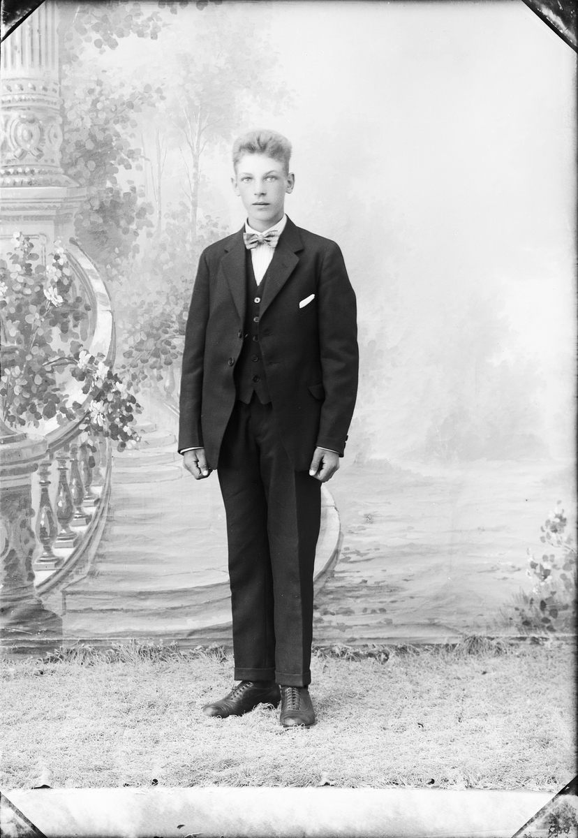 Skötsner-Edhlund, Ateljéporträtt - Harry Söderberg från Hargshamn, Harg socken Uppland 1926