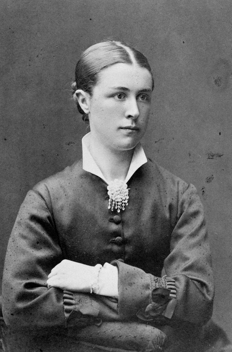 Anno Domkirkeodden, MINA HOMMELSTAD, FØDT SIGSTAD. PORTRETTEIER: OLE KRISTEN SOLBERG, 2340 LØTEN. FOTOGRAF R. OVESEN, STORTINGSGADEN NO. 14, CHRISTIANIA.