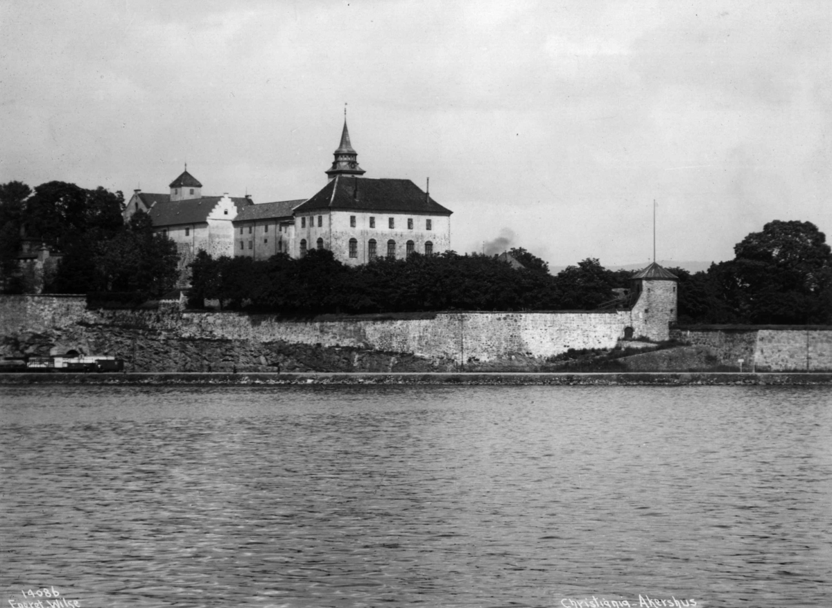 Anders Beer Wilse, Oslo, Akershus slott og festning sett fra sjøen.