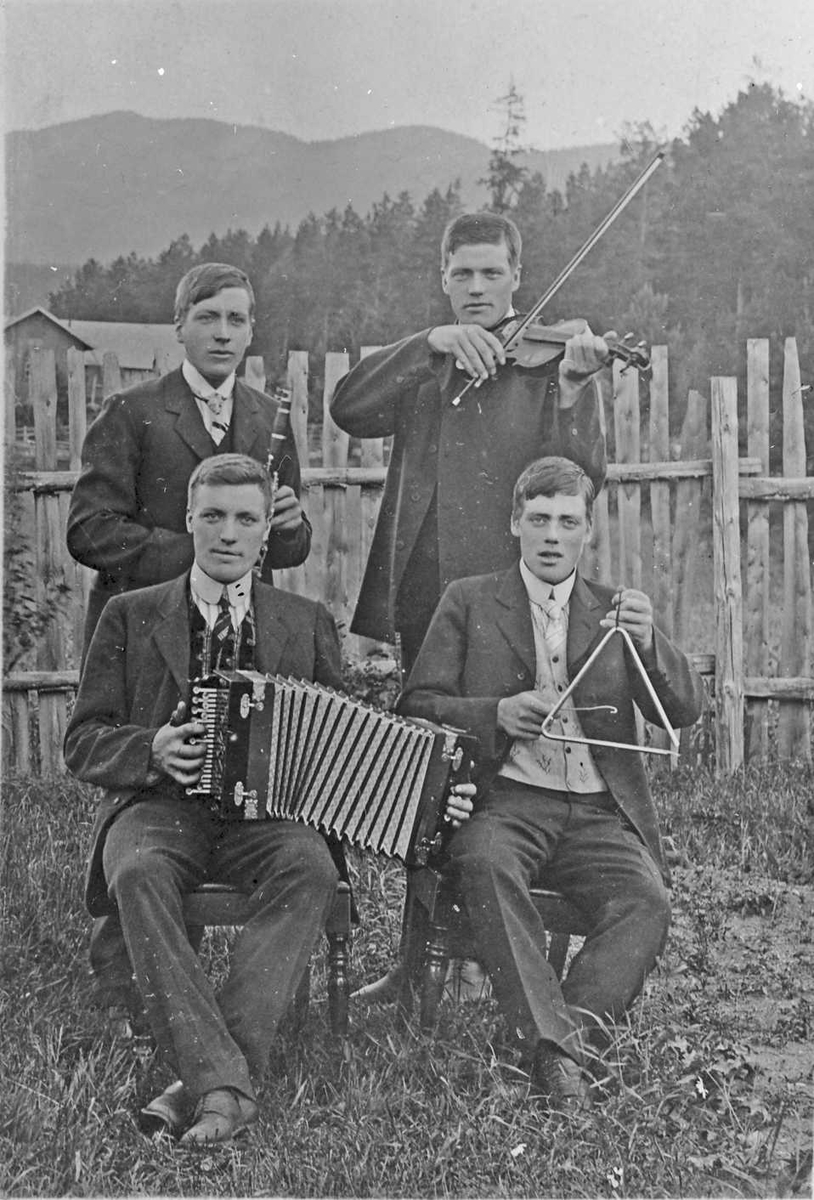 Rachel Haarseth, Musikanter, klær, instrumenter.