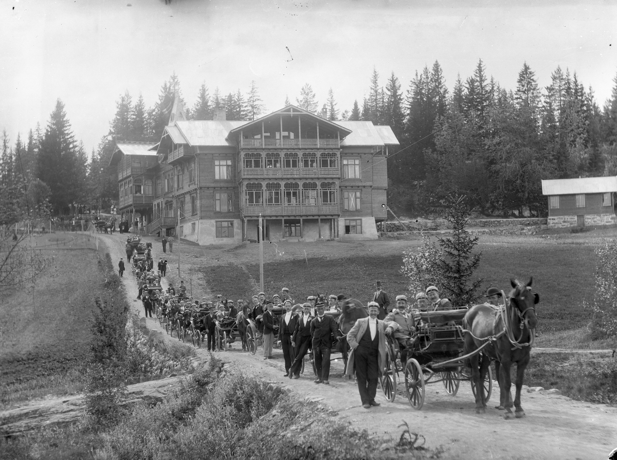 Marthinius Skøien, Opptog med hestekjøretøyer på vei foran Konnerudkollen Turisthotell og Sanatorium.