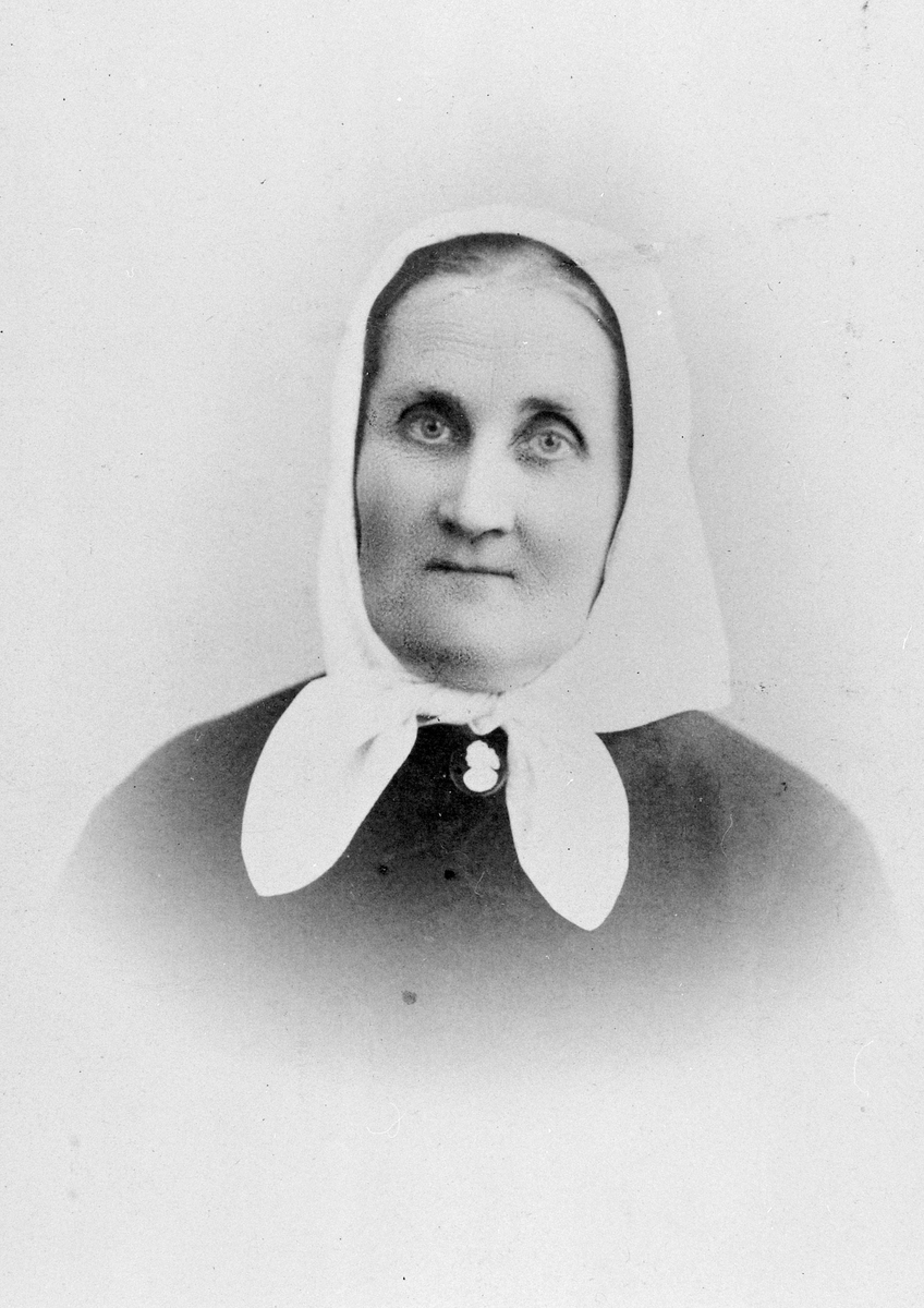 Anno Domkirkeodden, OLINE GRØHOLT, FØDT SIGSTAD. PORTRETT. EIER: OLE KRISTEN SOLBERG, 2340 LØTEN. FOTOGRAF INGER BARTH, HAMAR.
