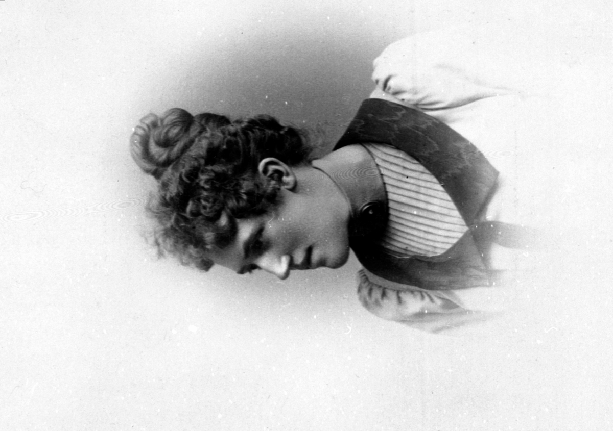 Anno Domkirkeodden, Portrett, Anna Olava Olsdatter Kluge, F:29. 10. 1874, Bjørge, Furnes. Datter av O. Kluge og Kari Kluge, gift m/Nils Larssen Stramrud.