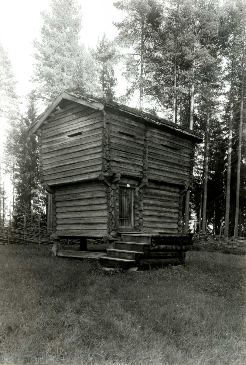 Gisle Midttun, Hanestad, Rendalen, Nord-Østerdal, Hedmark. Stabbur. Nå på Glomdalsmuseet.
