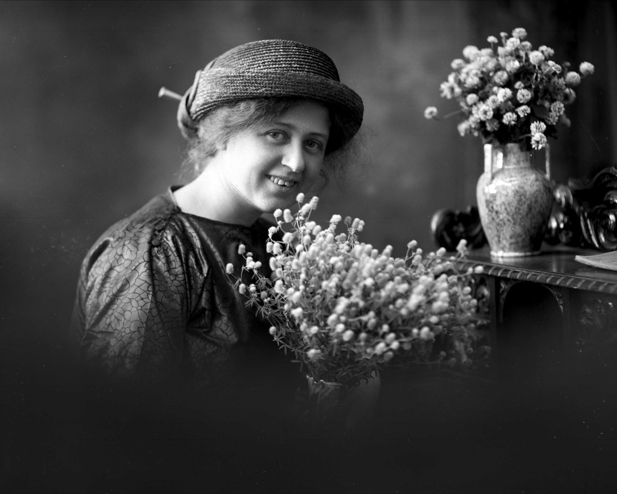 Gustav Borgen, To portretter av kvinne med hatt og blomster. Frøken Brudal, København.