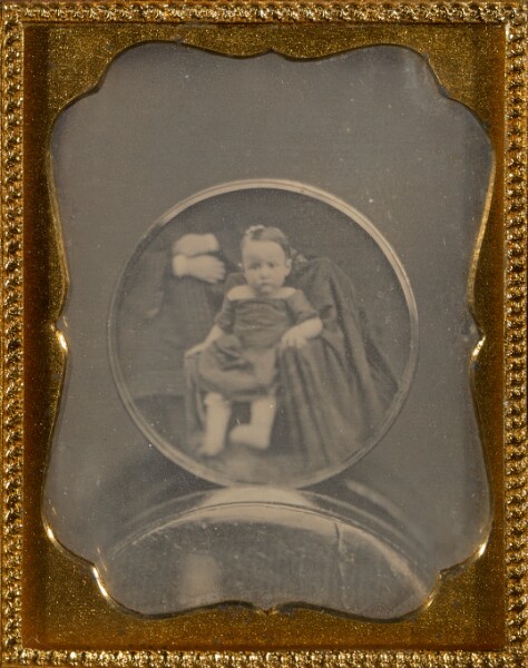 Unknown, [Copy daguerreotype of a circular daguerreotype portrait of a child]