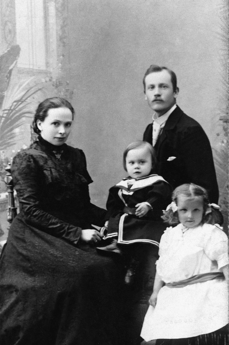 Anno Domkirkeodden, INGEBORG OG ANDREAS VOLDEN MED DE TO ELDSTE BARNA ASTA F. 1901 OG ERLING F. 1902. . VOLDEN NEDRE.