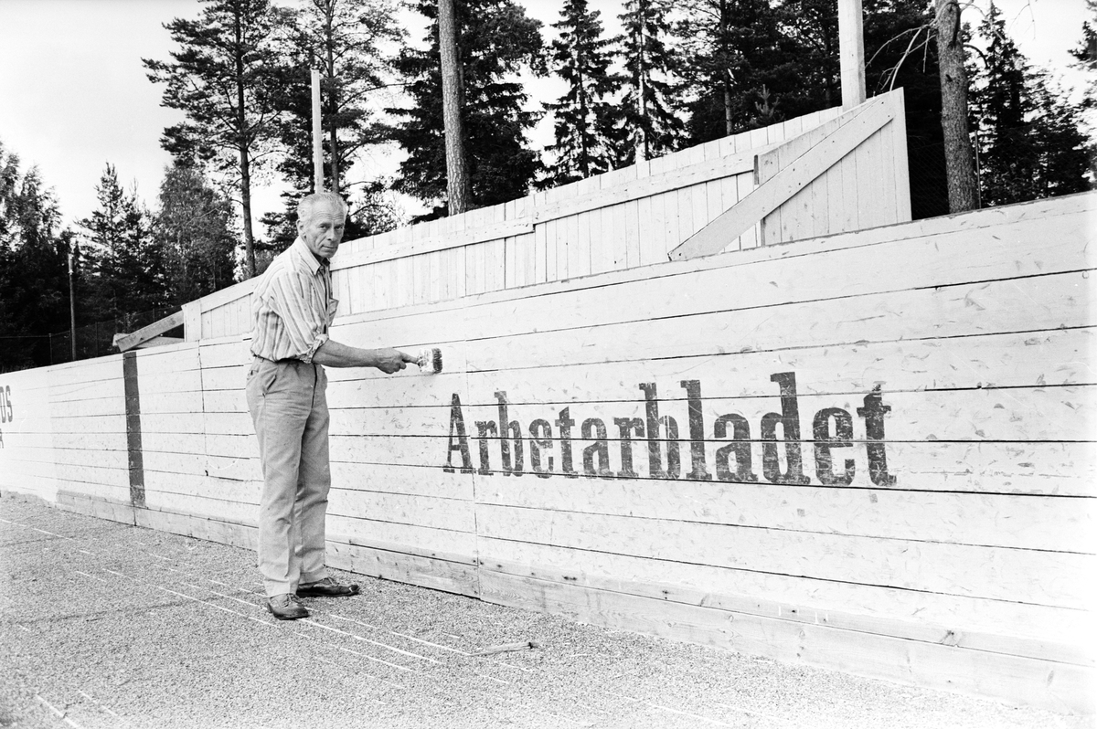 Tierp Arbetarbladet, "Tierp rustar för hockeyn", Uppland 1973