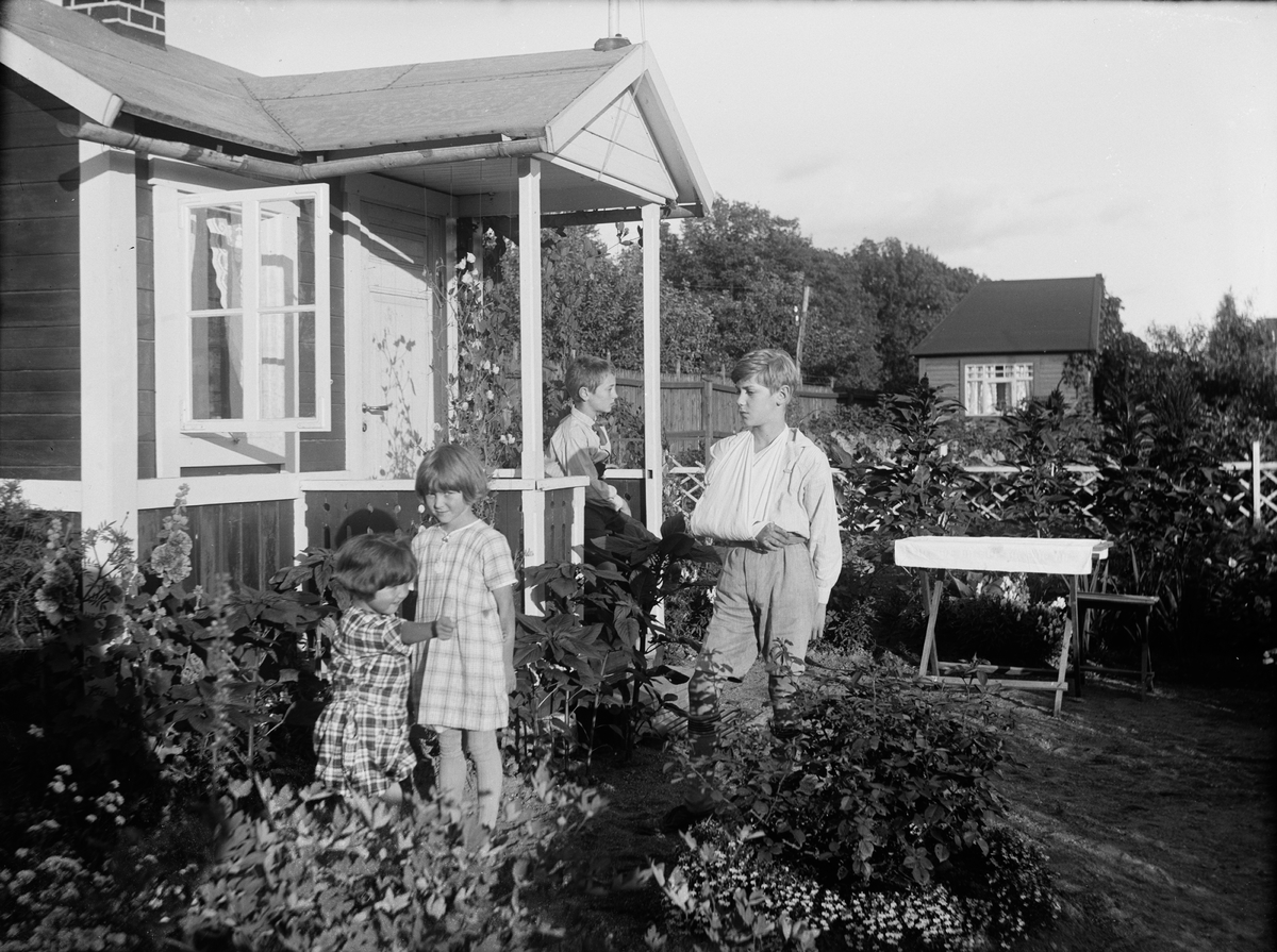 Josef Ärnström, Barn vid familjen Ärnströms kolonistuga, nuvarande kvarteret Luthagsstranden, Luthagen, Uppsala