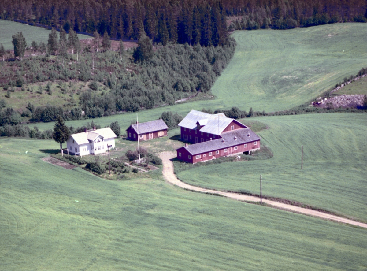 Widerøes Flyveselskap A/S, Flyfoto, Løten. Søndre Svartbekken (Gnr 0415-96/1, nå del av 0415-273/23). Svartbekkvegen 17.