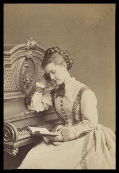 London Stereoscopic and Photographic Company, Guy Little Theatrical Photograph