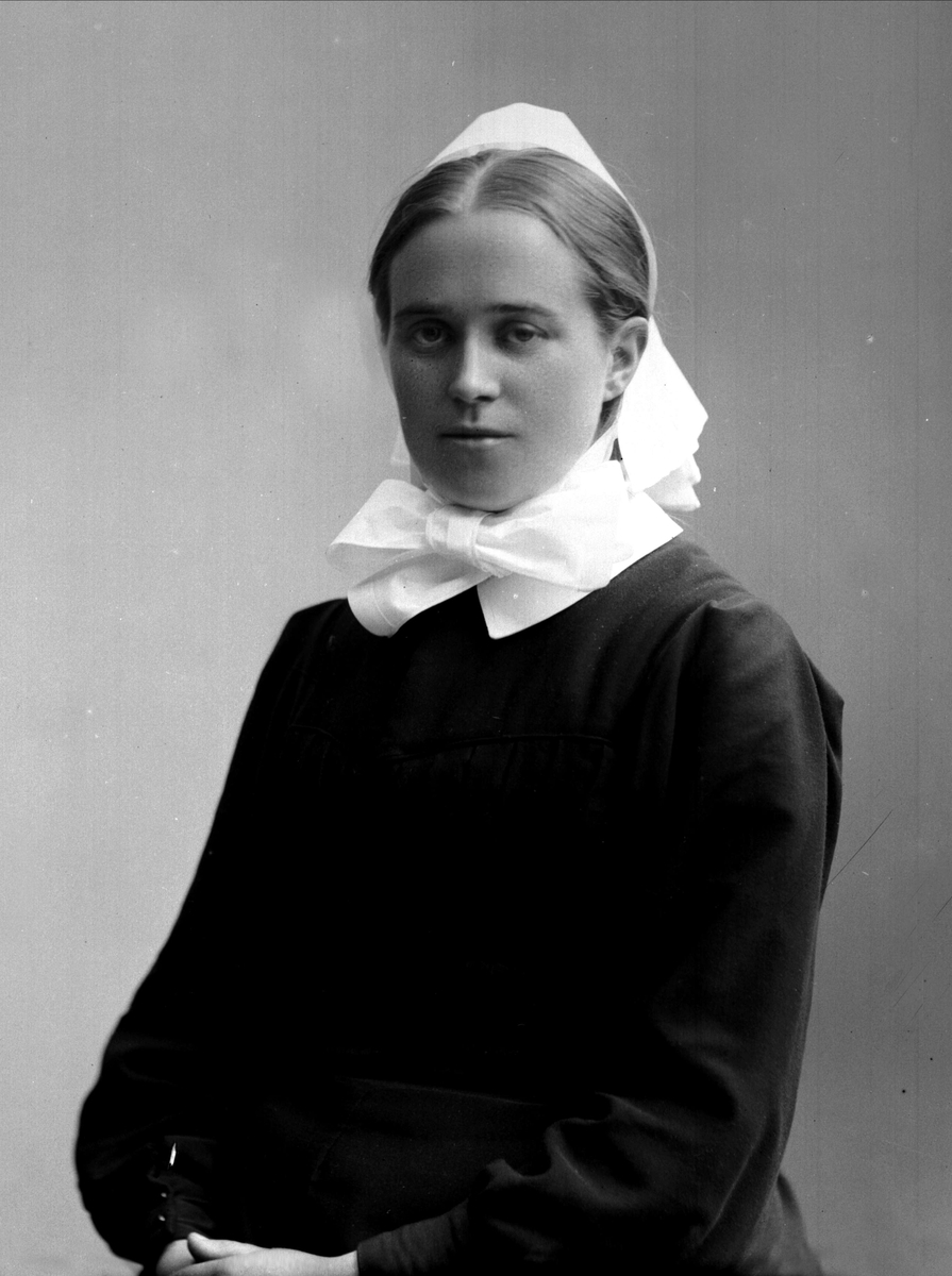 Gustav Borgen, Portrett, sykepleier. Frøken Inga Blomsnæs.