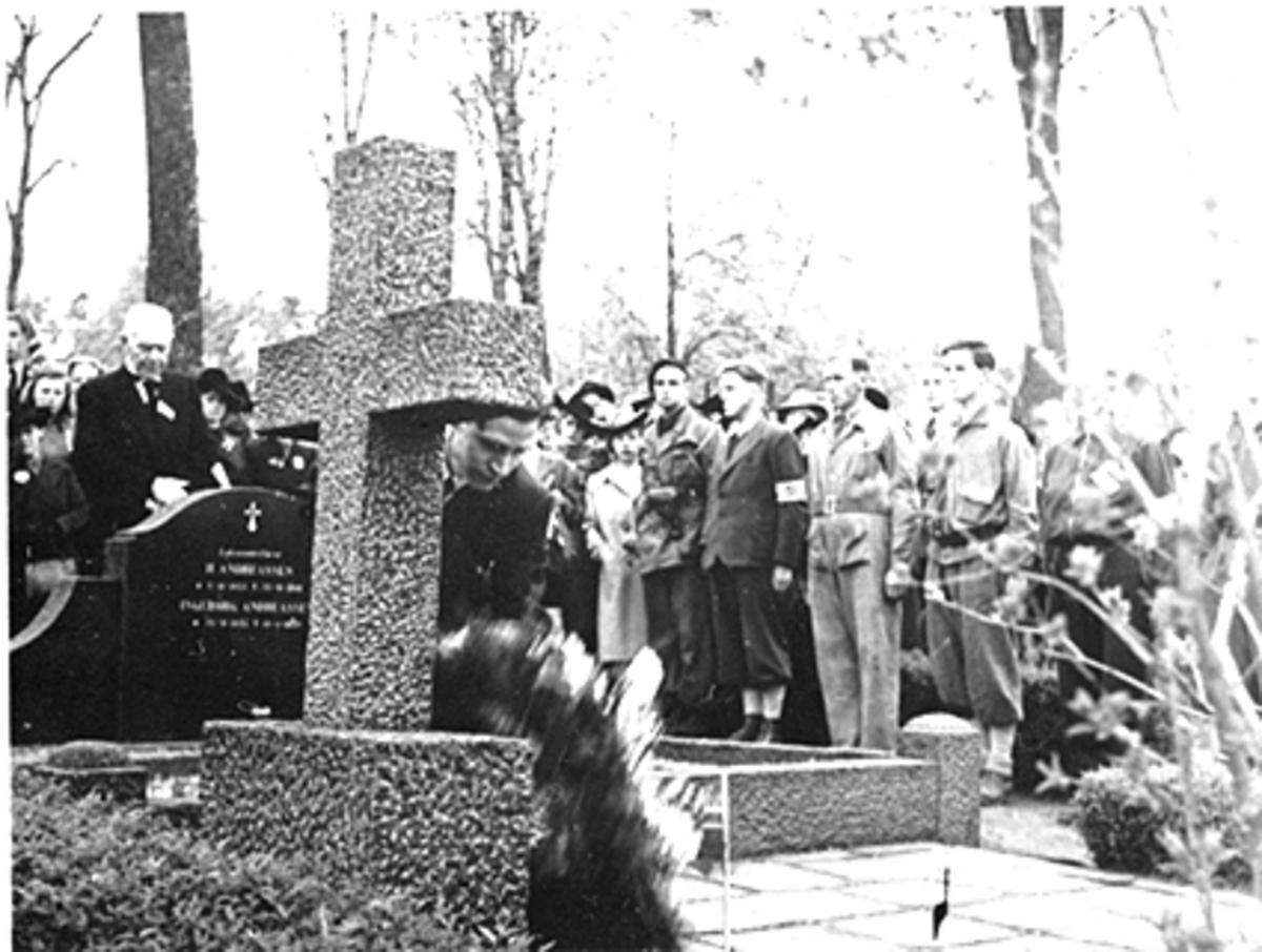 Anno Domkirkeodden, 17 MAI, NEDLEGGING AV KRANS PÅ GRAVPLASS, MINNEHØYTIDLIGHET PÅ KREMATORIET, NR 1 FRA VENSTRE LÆRER NYSTEDTHHB 10112