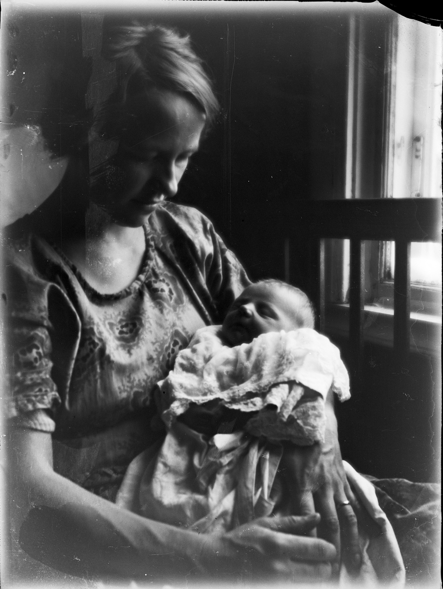 Skötsner-Edhlund, Woman with Infant in the Fame, Östhammar Uppland