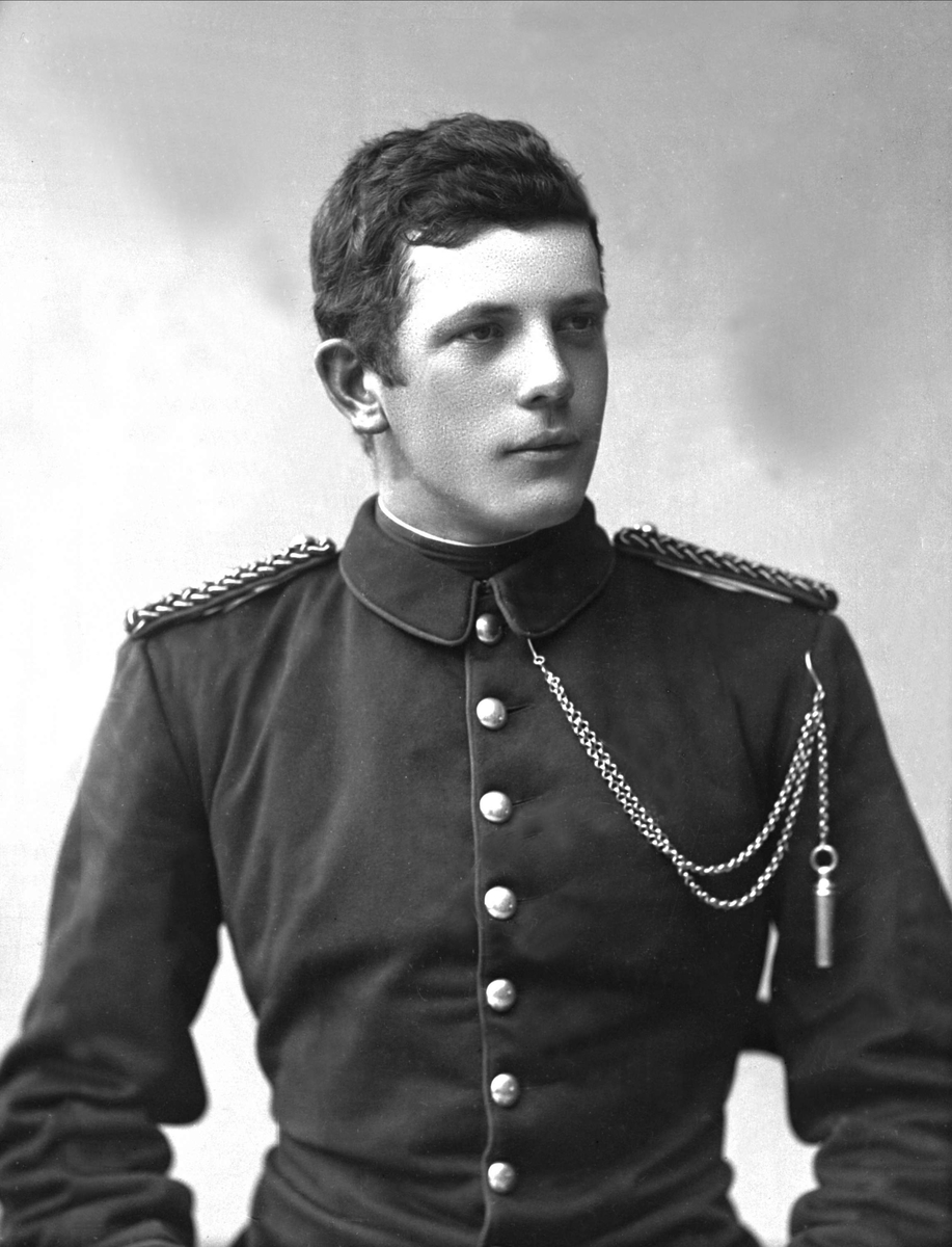 Gustav Borgen, Portrett, mann i kadettuniform.