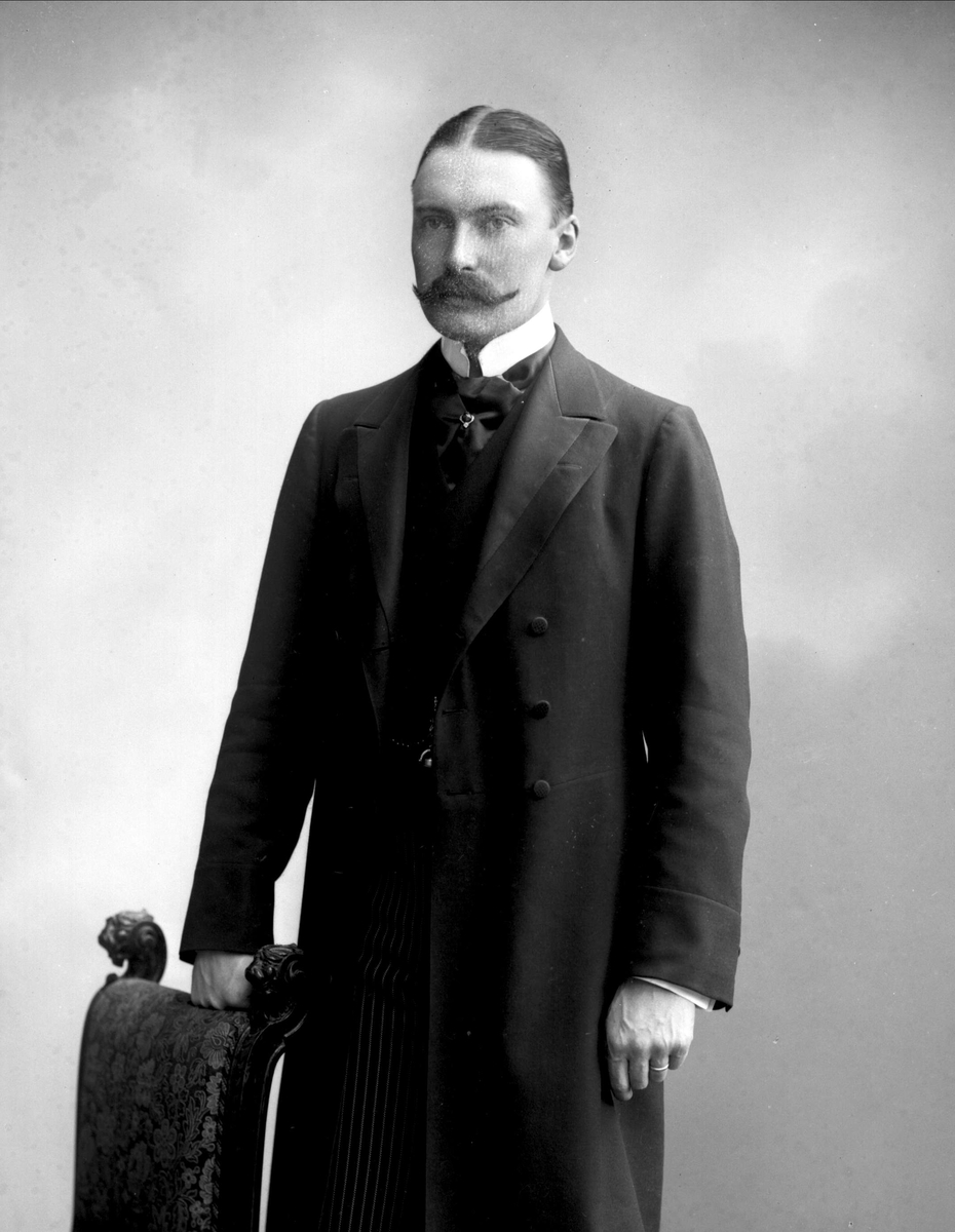 Gustav Borgen, Portrett, mann i dress. Oscar Dickson.