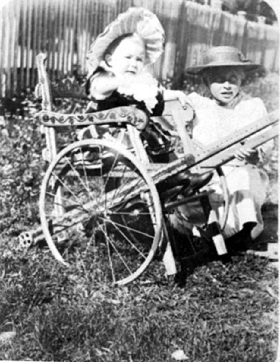 Anno Domkirkeodden, Barn, barnevogn. Margit Alhaug 1 1/2 år i vogna, og Klara Alhaug 13 år. Holmsgården, St. Olavsgate 66, Hamar.