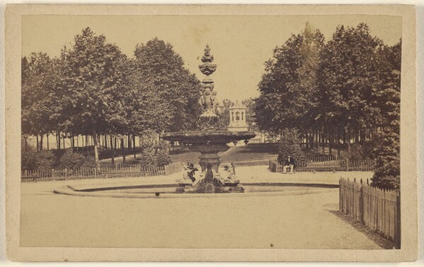 Unknown, [Unidentified view of a fountain in a garden, Europe]