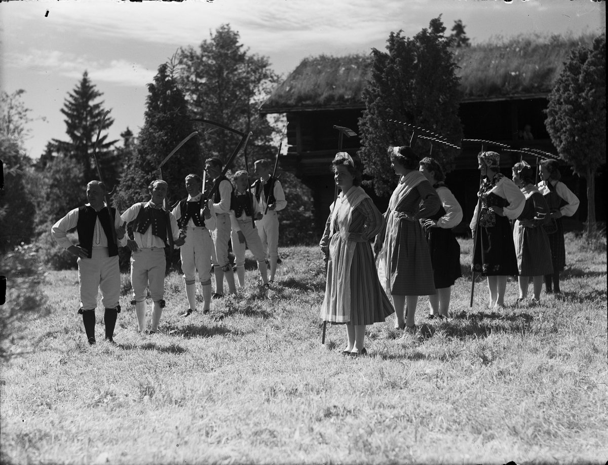 Skötsner-Edhlund, Folkdansare klädda i folkdräkt, Gammelhus, Östhammar, Uppland