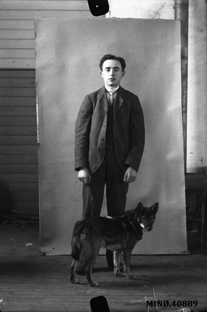 Oscar Holte, Portrett av mann og hund - M. Kalmanowitz