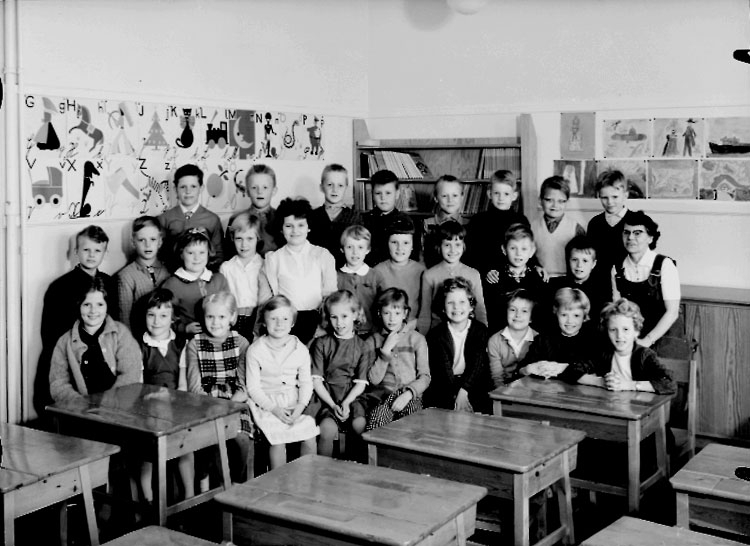 Sven Lindskog, Classroom interior, 28 schoolchildren with a teacher.