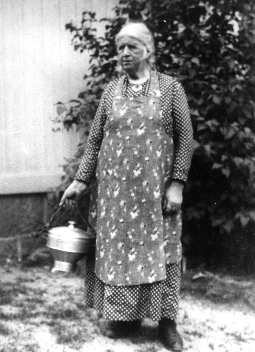 Anna Grostøl, Gjerstad, Aust-Agder 1936. Karen Moe med en "blekk-terrin".