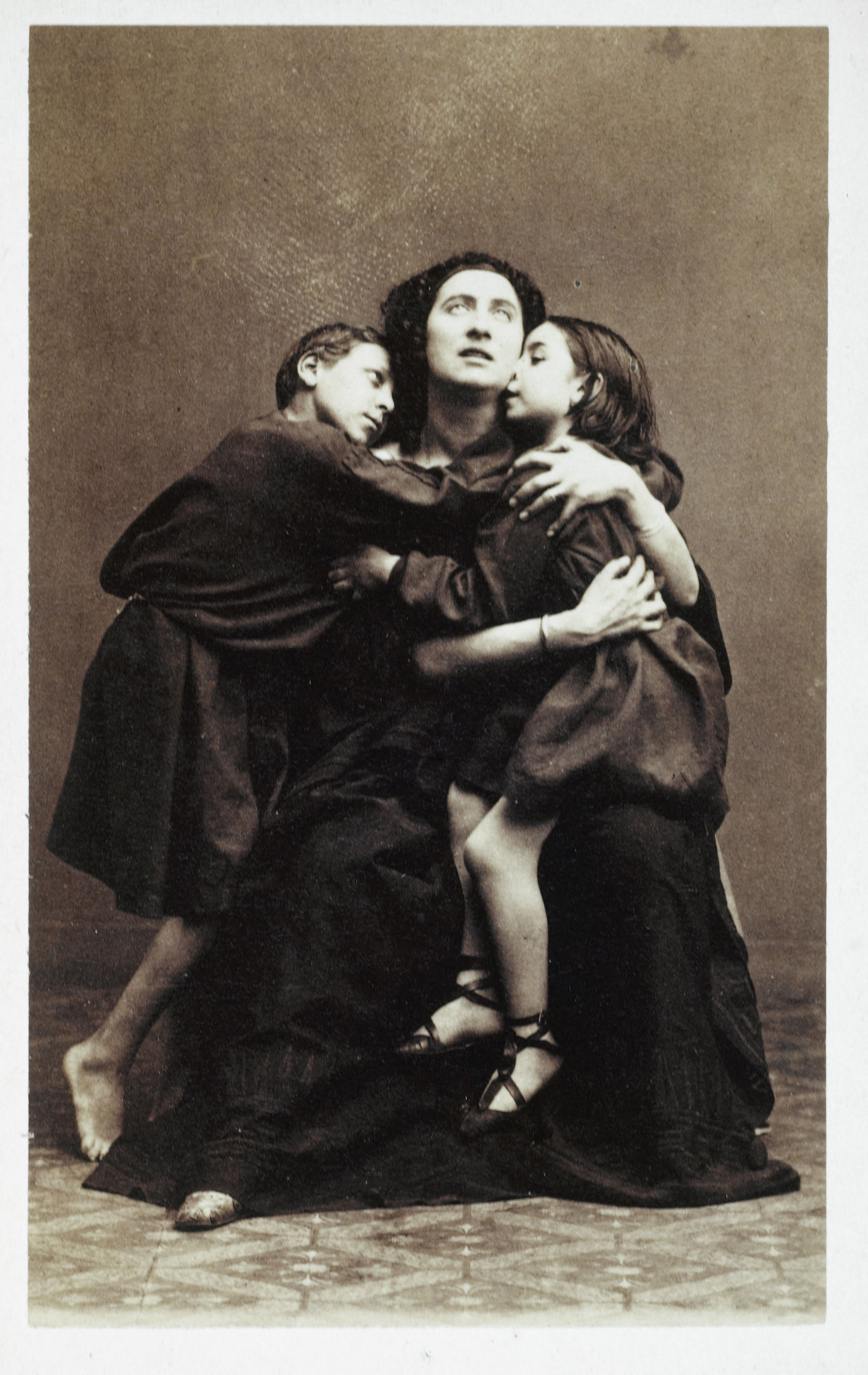 André-Adolphe-Eugène Disdéri, Portrait d'Adélaïde Ristori (1822-1906), tragédienne italienne, dans Médée avec deux enfants.