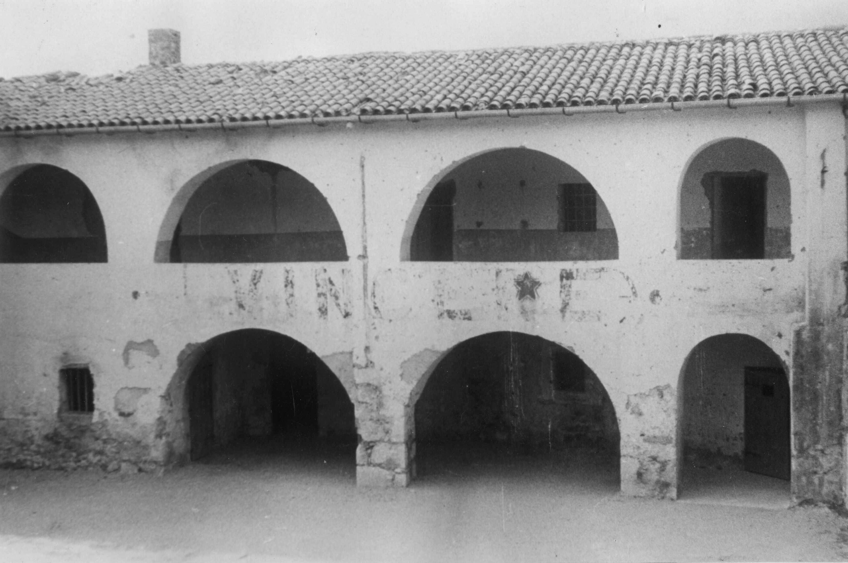 Branko Fučić, Grobnik, kaštel, detalj dvorišta s arkadama