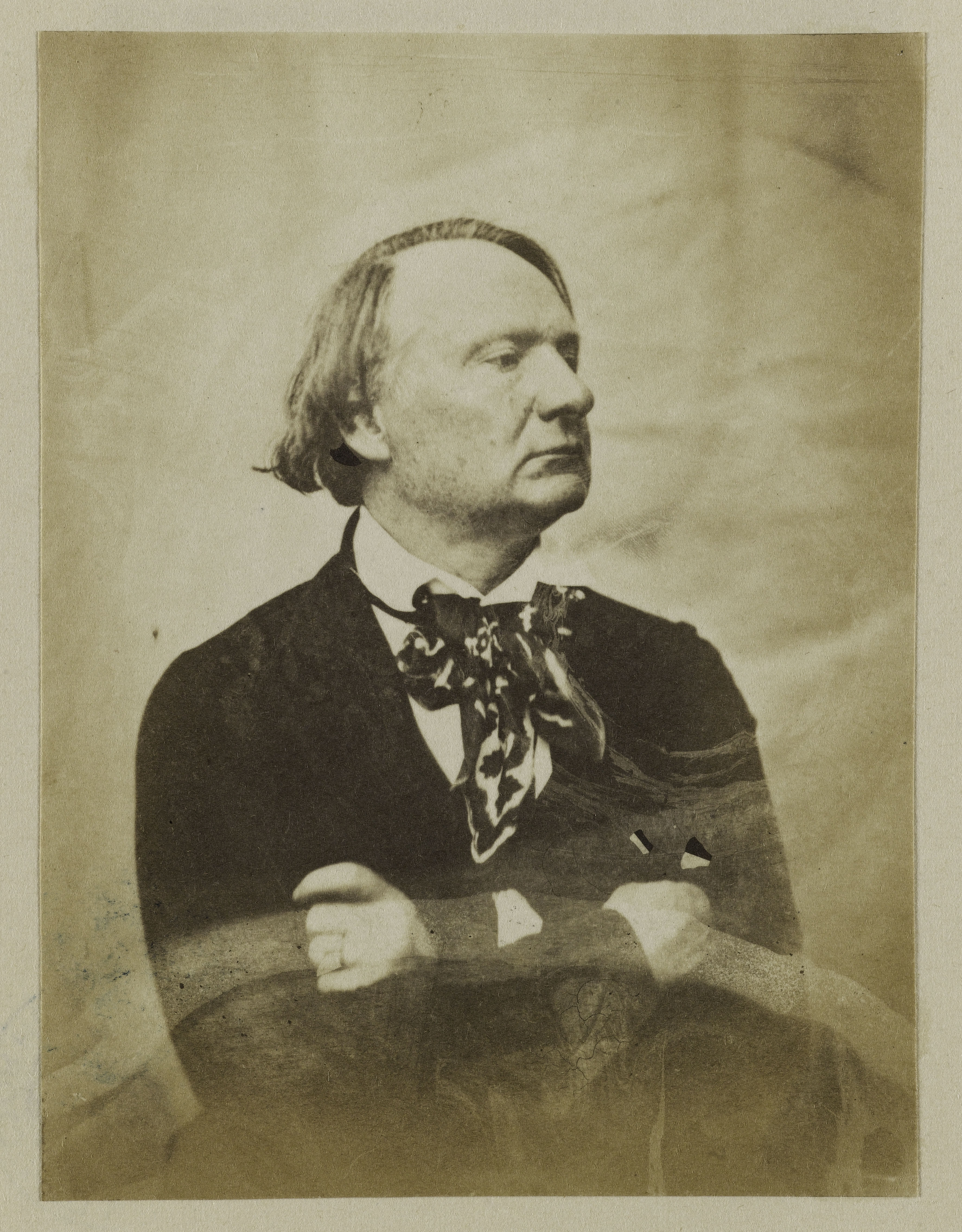 Auguste Vacquerie, Victor Hugo, bras croisés et foulard autour du cou